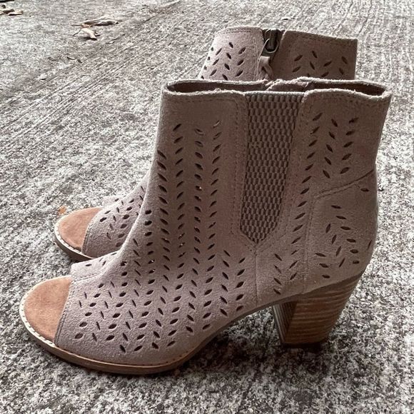 Toms Women's Majorca Peep Toe Booties Perforated Leaf Suede Side Zipper Size 6 - Picture 5 of 8
